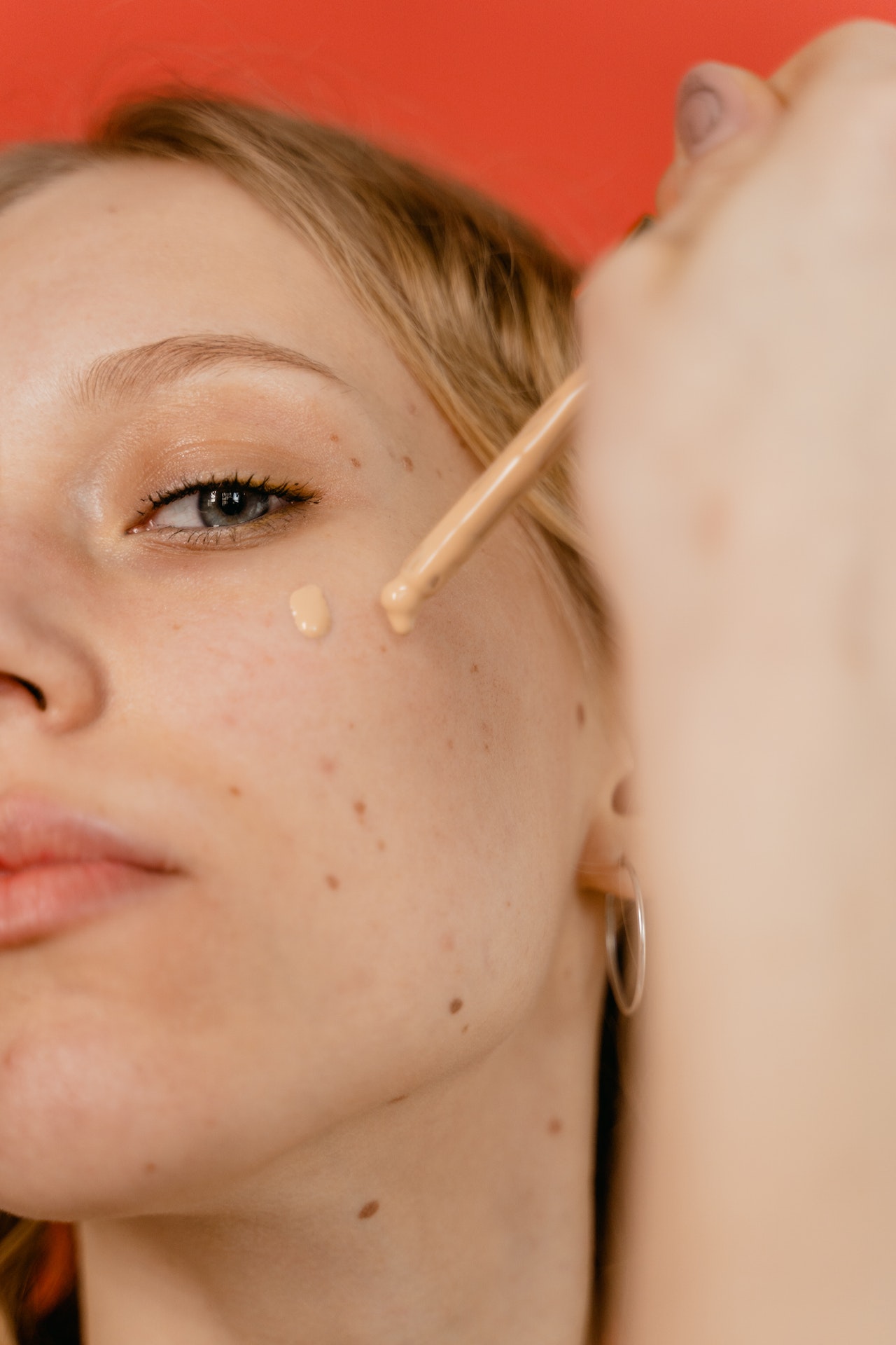 Hide Freckles Using Makeup Guide Image2